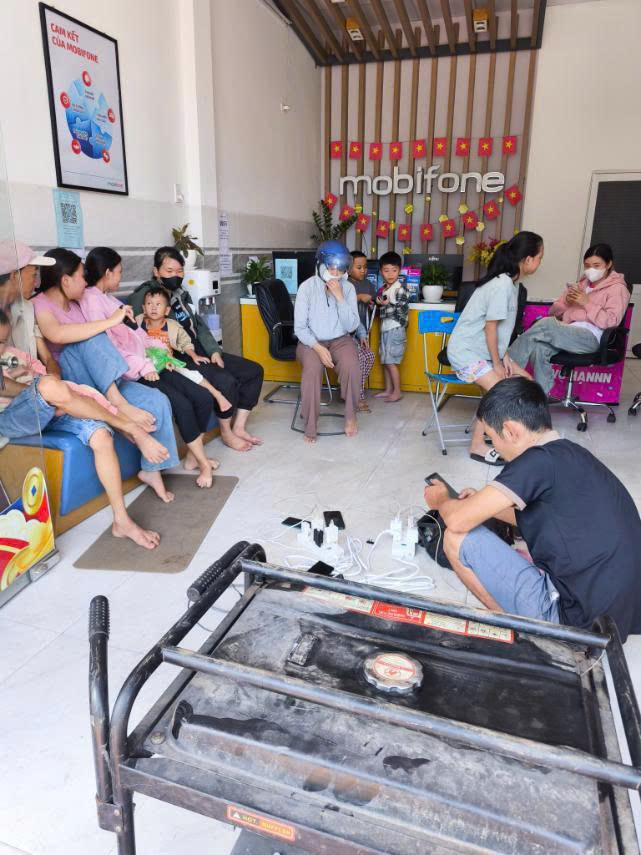 MobiFone mở cửa hàng 24/24 đón người dân đến sạc pin, liên lạc với người thân